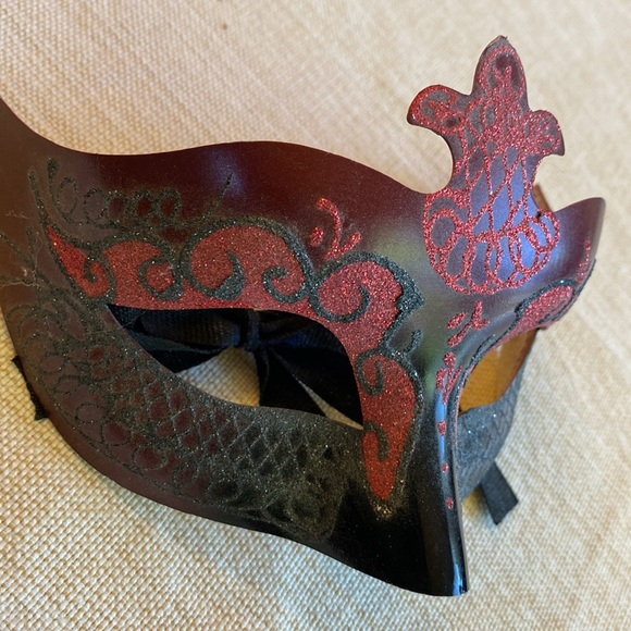 Masquerade Mardi Gras Venetian mask. - Picture 3 of 4